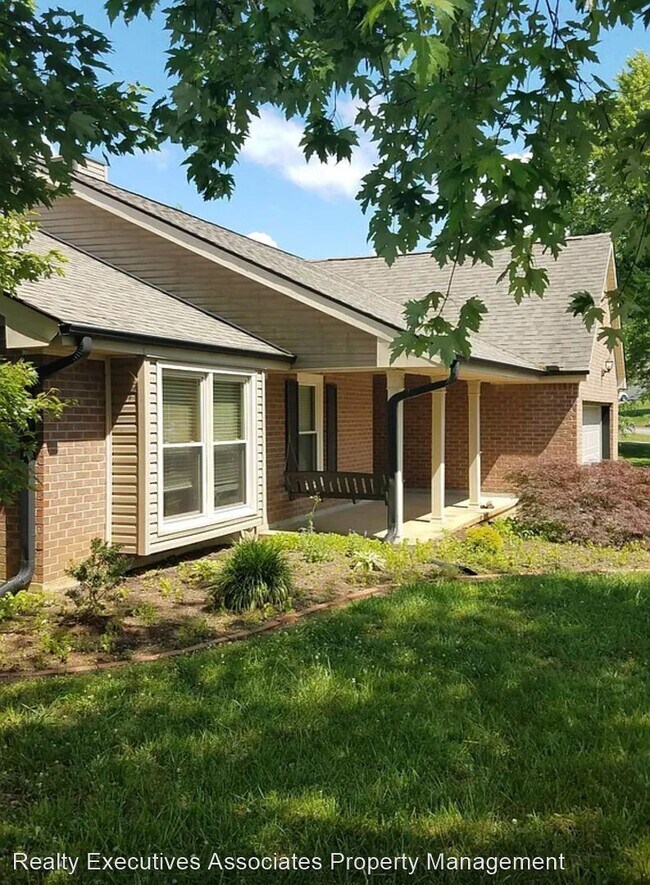 Building Photo - 3 br, 2 bath House - 1633 Clear Brook Drive
