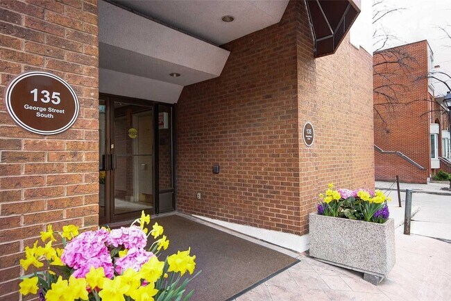 Building Photo - 135 George St S