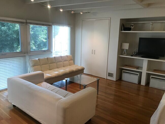 Foto del edificio - 516 N San Vicente Blvd