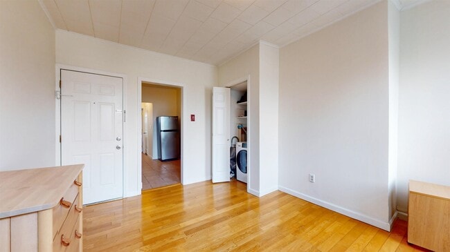 Building Photo - 466 Monmouth St