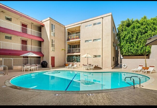 Foto del edificio - 4487 Colbath Ave