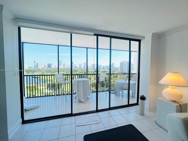 Foto del edificio - 20301 W Country Club Dr