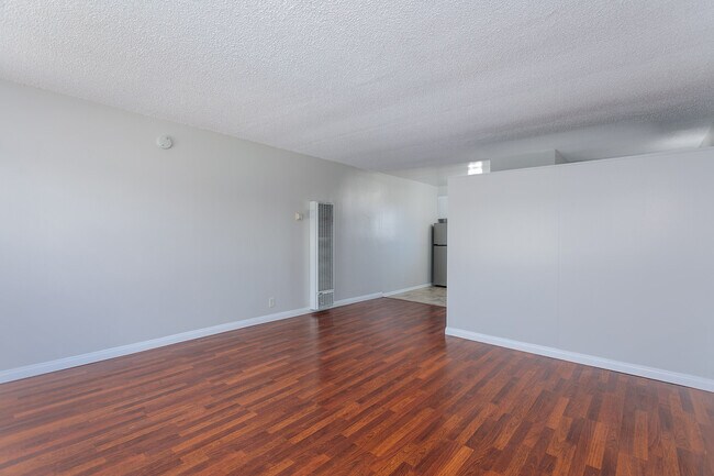 Estudio - Sala de estar - 11520 Menlo Ave