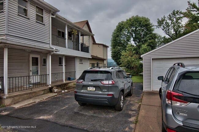 Building Photo - 515 E Gibson St