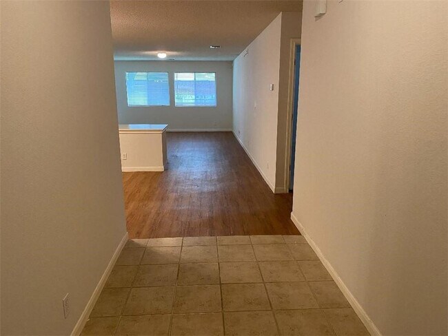 Building Photo - 4000 Barlow Dr