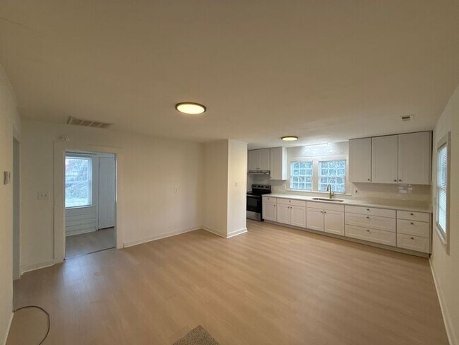 Foto del edificio - T.R. Lawing Realty Property