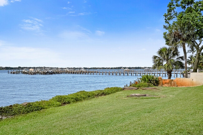 Building Photo - 13 SE Sailfish Ln