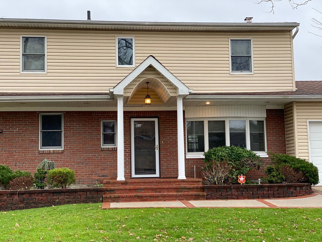 907 Cedarhurst St, Valley Stream, NY 11581 House Rental in Valley
