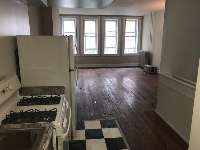 Living room / kitchen - 5 W Biddle St