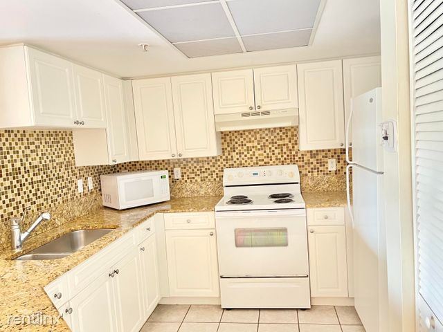 Building Photo - 500 Crestwood Ct N
