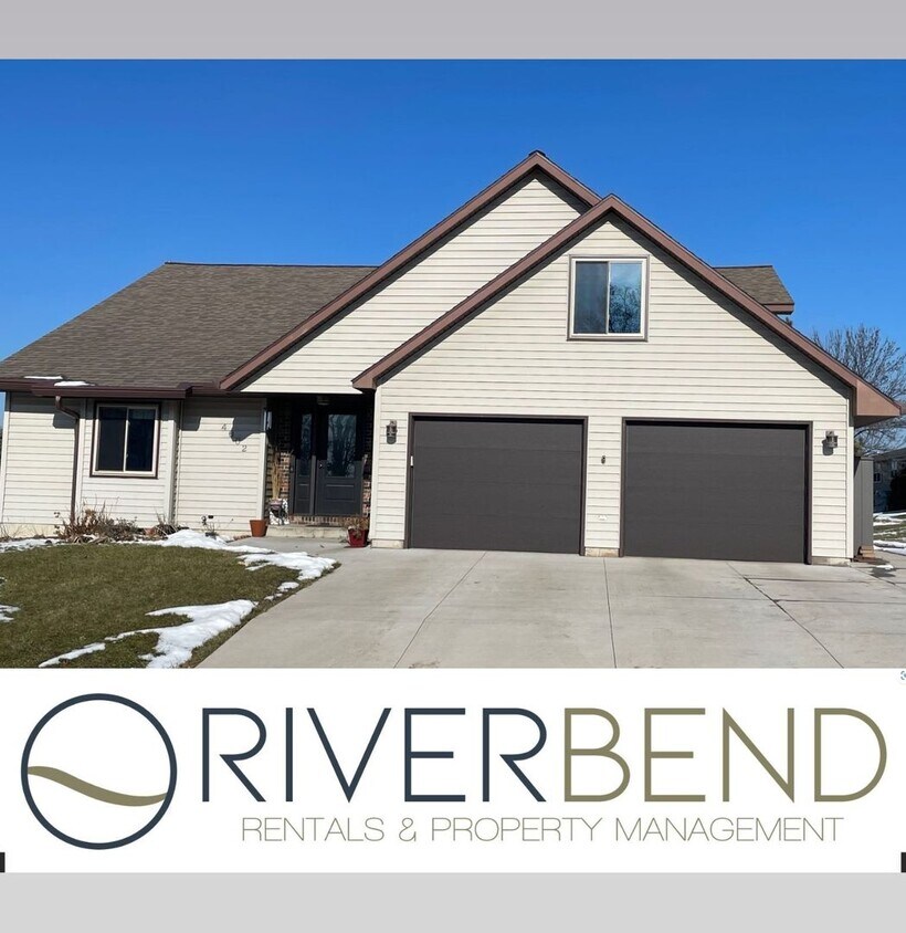 4002 Oak Knoll Dr, Eau Claire, WI 54701 House Rental in Eau Claire