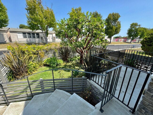 Foto del edificio - 8343 DUNBARTON - SHORT TERM LEASES AVAILABLE , NEWER*4 BD*3BA*TOWNHOME*PRIVATE YARD*WASHER/DRYER*