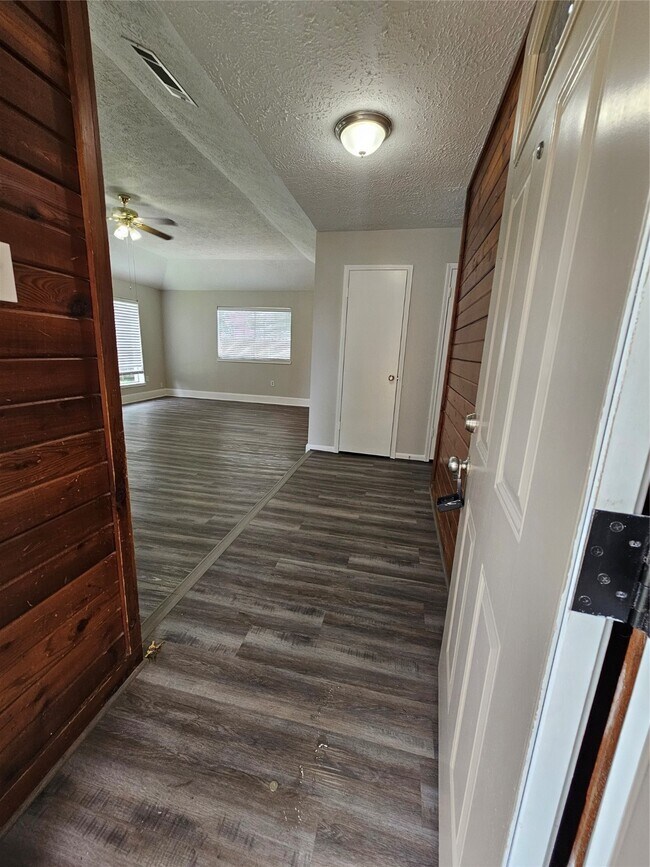 Foto del edificio - 2312 Meadow Green Dr