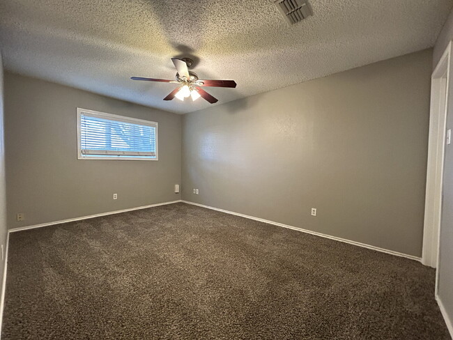 Building Photo - Duplex Located Minutes From Shopping, Entertainment & Restaurants!