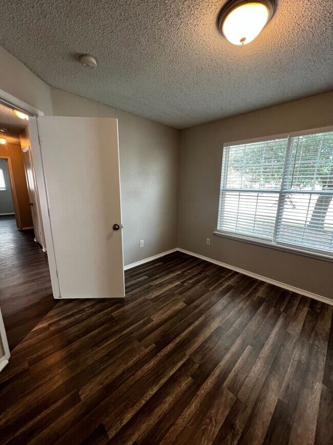 Foto del edificio - 1601 Hedgewood Trail