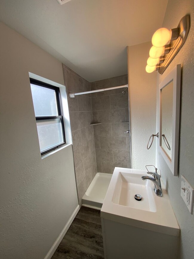 Foto del edificio - Adorable yet Modern 2 Bedroom - 1 Bath Sin...