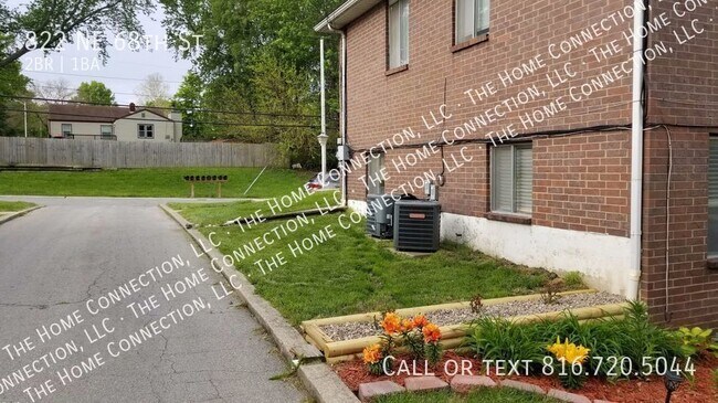 Building Photo - Recently Updated 2 Bed / 1 Bath Townhouse ...