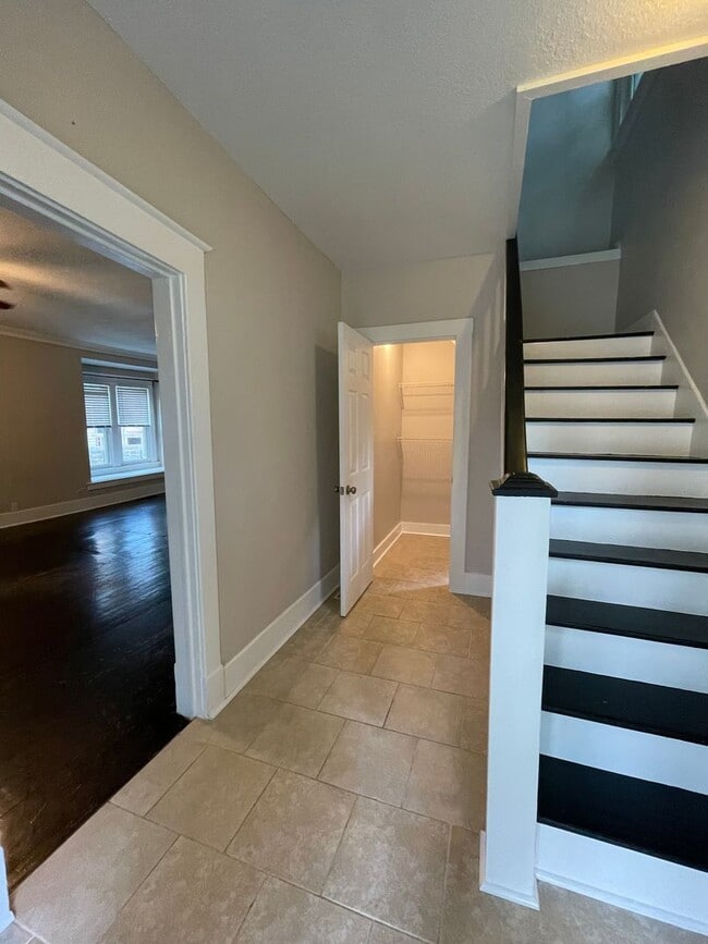 Building Photo - 2 Bedroom Near ESU!