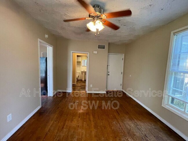 Building Photo - 530 W Mt Vernon St