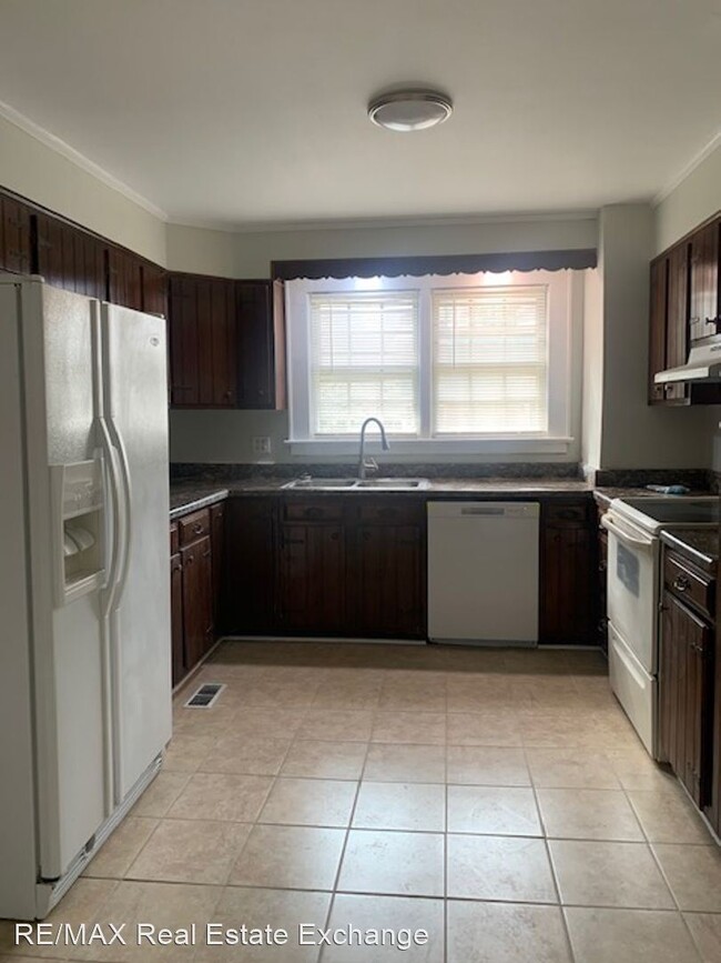 Foto del edificio - 4 br, 2 bath House - 561 W. Shaw Street