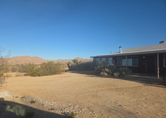 Building Photo - 3 Bedroom 1.5 Bath Modern Farmhouse near J...