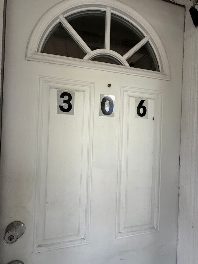 Building Photo - 306 Dayton St