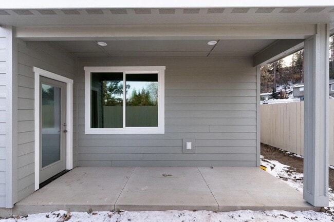 Building Photo - 608 S Howe Rd