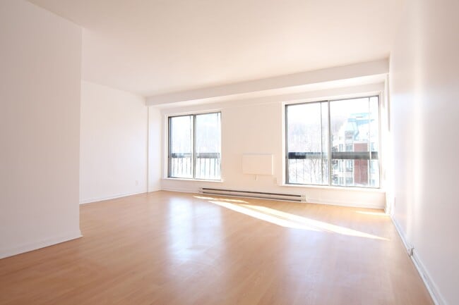Building Photo - 1 Cote-Sainte-Catherine