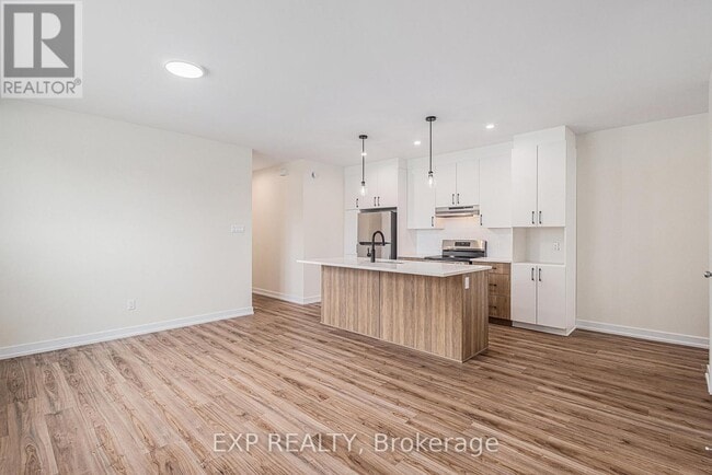 Building Photo - 897 Laurier St