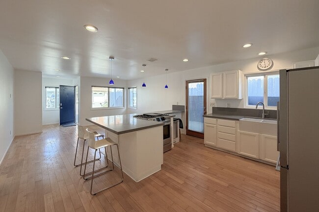 Building Photo - 3 bedrooms & 2 bathrooms |Duplex | Oxnard | Silverstrand Beach| Unfurnished