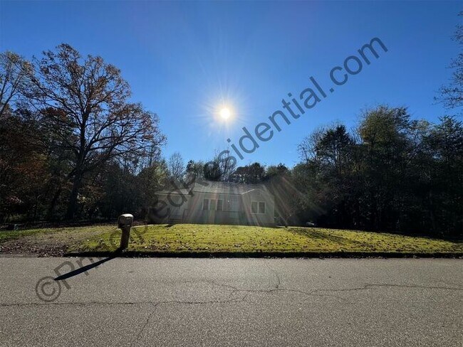 Foto del edificio - Ranch home on private wooded lot
