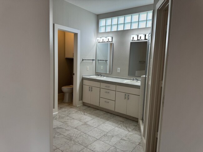 Foto del edificio - 9716 Linkmeadow Ln