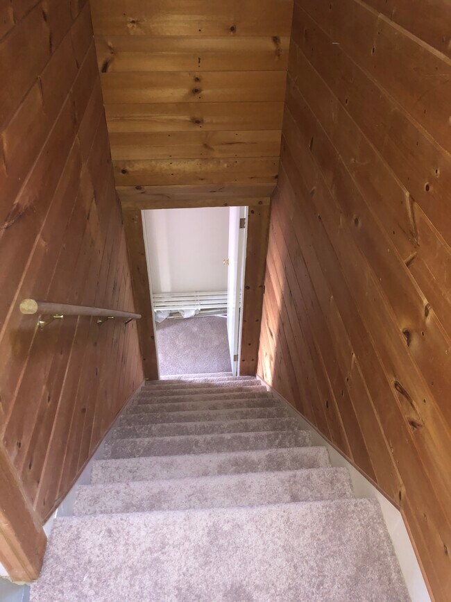 Escaleras que conducen a un espacio adicional en el tercer piso. - 11 Adams Street