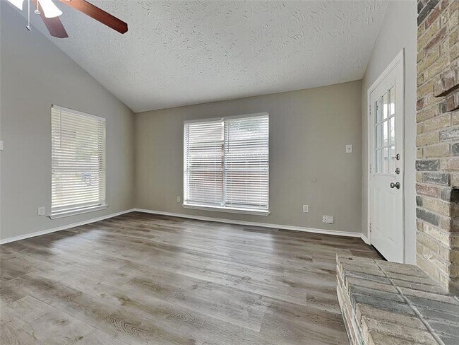 Foto del edificio - 15243 Bedford Glen Dr