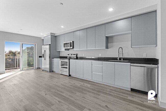 Foto del edificio - 7040 Woodman Ave