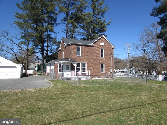 Building Photo - 8700 Maple Ave