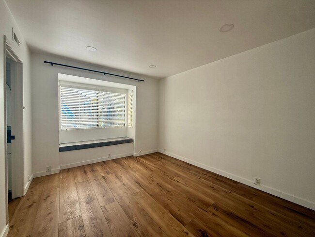 Foto del edificio - Beautiful 3 bedroom (2 bed + den/office) t...