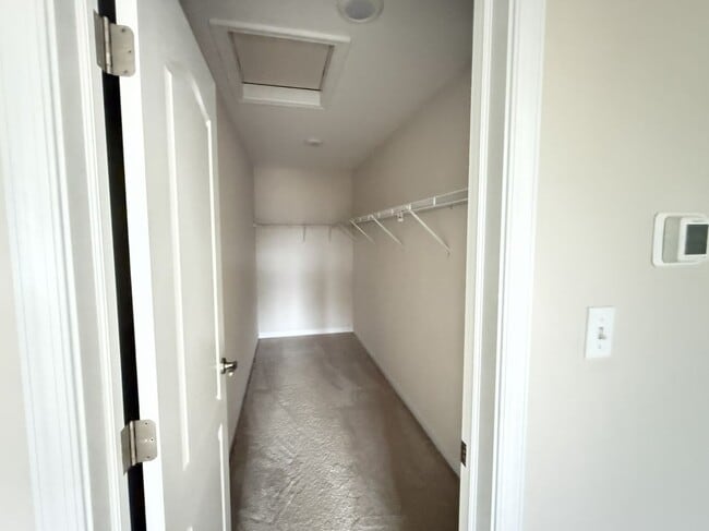 Foto del edificio - 584 Westlake Dr