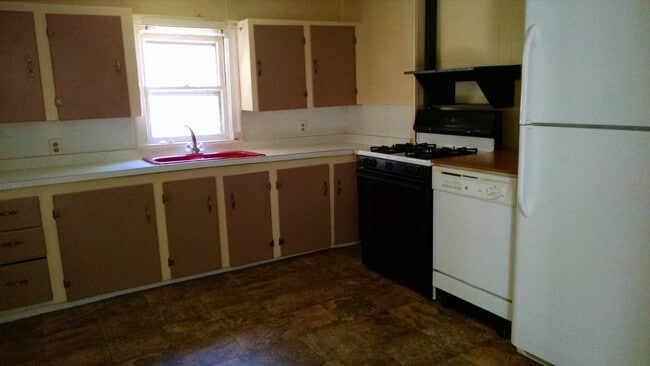 kitchen cast iron Red sink - 1172 Pleasant St