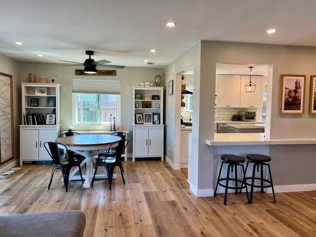 Foto del edificio - Two story 3 bedroom/2.5 bath home on corne...