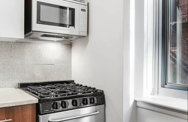 Building Photo - 30 W 18th St