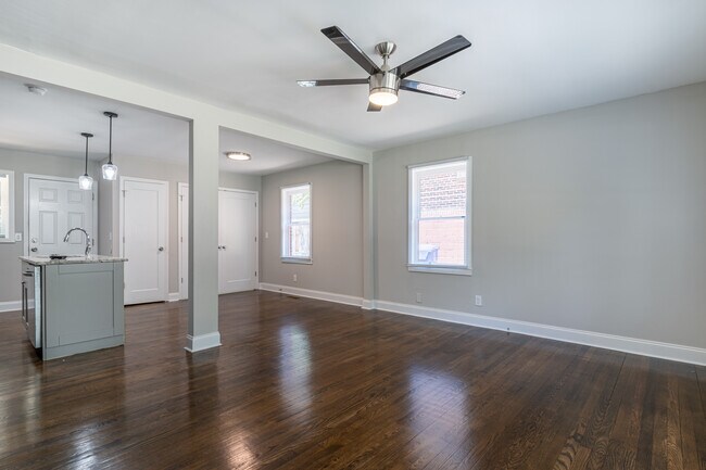 Building Photo - 925 Oakland Dr SW