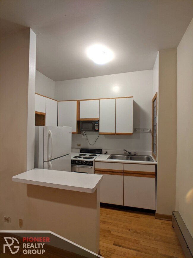 Building Photo - 635 W Barry