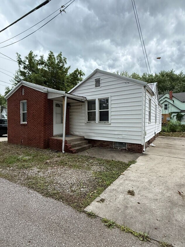 Foto principal - 3 BR/2 BA home on historic west end!