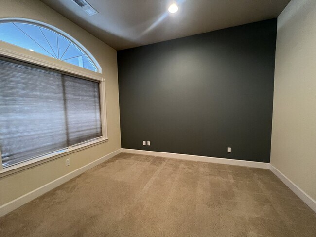 Building Photo - 3-bedroom, 2-bathroom home located in beautiful Janesville, CA