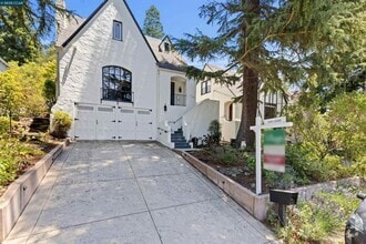 Building Photo - 1048 Leo Way