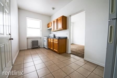 Building Photo - 3 br, 1 bath Apartment - 4714 S Michigan Ave