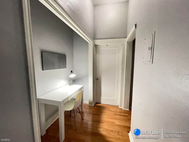 Building Photo - 2 br, 1 bath Townhome - 2109 Iowa St B