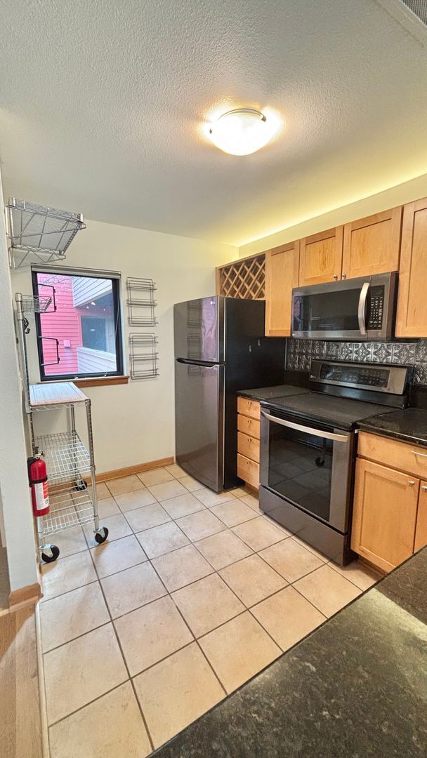 Foto del edificio - Spacious 2BR/2BA Condo – 1,086 SF + Parking + River Views | NW Portland