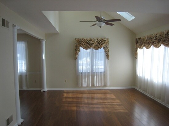 Foto del edificio - 72 Village Dr